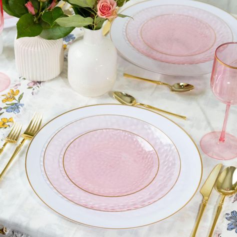 This Organic Hammered Pink Gold Rim elegant dinnerware party collection is great for all occasions . You can serve great family dinners, birthdays, celebrations, weddings, receptions, baby showers, banquets, Thanksgiving, Halloween, Christmas, Family celebrations, Business dinners or any where you want your guest to feel welcomed. Our plates feel and look like glass china without the worry of cleaning and breaking. Easily dispose by throwing in your recycling bin or hand wash and reuse!The premi Pink Disposable Plastic Plates, Pink Dinnerware Set, Pink Plates Table Setting, Pink Dinner Table Decor, Pink And Gold Table Setting, Fancy Lunches, Pink Wine Glasses, Pink Dinner Plates, Pink Dinnerware