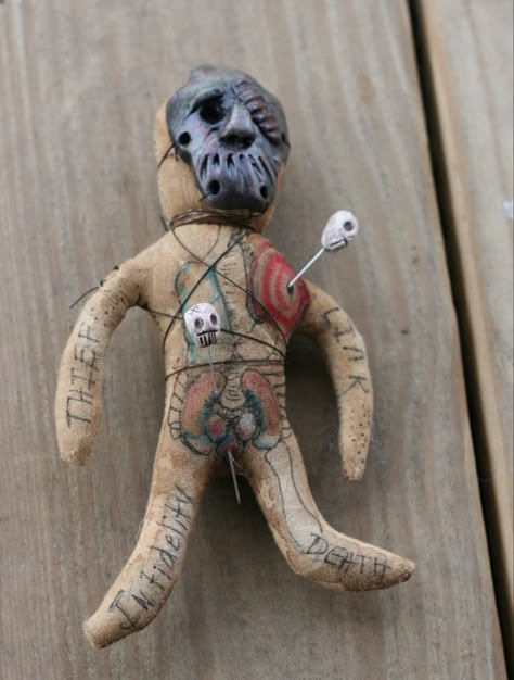 Orishas Yoruba, Hoodoo Conjure, Voodoo Hoodoo, Handmade Skulls, Skull Pin, Creepy Doll, Magic Love, Art Premier, Voodoo Doll