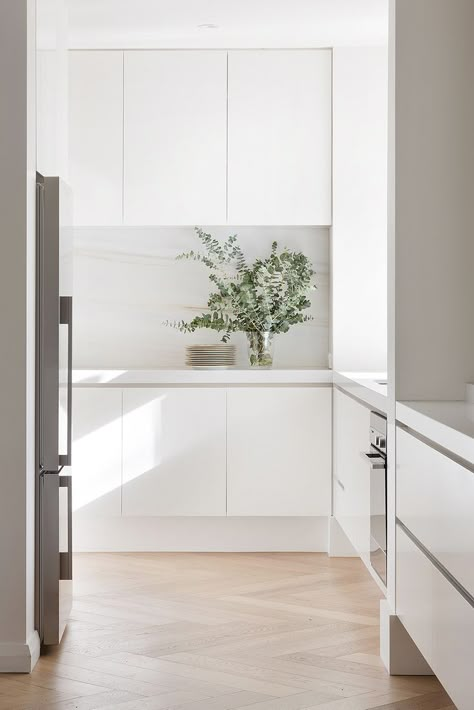 olivia atkinson design: Photo Hecker Guthrie, Australian Interior Design, Minimalist Kitchen, Cheap Home Decor, Modern Interior Design, Interior Design Kitchen, Minimalist Home, 인테리어 디자인, White Kitchen