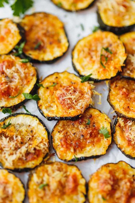 From dairy-free cookies to vegan wings, here are some of the best vegan snack recipes and ideas from around the world. #vegan #snacks #vegetarian #meatfree #recipes Parmesan Zucchini Chips, Baked Zucchini Chips, Best Vegan Snacks, Zucchini Recipes Baked, Zucchini Chips Baked, Vegetable Chips, Baked Zucchini, Bake Zucchini, Zucchini Chips