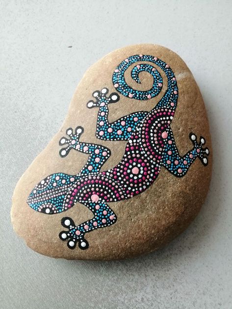 141 Inspiring Rock Painting Ideas - Get Started Now! Dots On Rocks Stone Art, Lizard Dot Painting, Lizard Rock Painting, Mandala Stones Pattern, Animal Dot Painting, Animal Dot Art, Stone Painting Animals, Dot Painting Animals, Dot Art Rocks