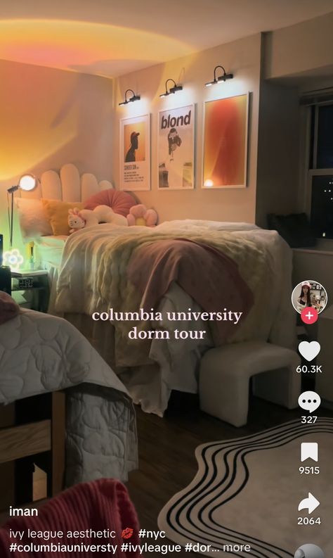 High Dorm Room Bed, Neutral College Dorm, Boujee Dorm Room, College Dorm Living Room Ideas, Dorm Room Asthetics Ideas, Tv In Dorm Room, Dorm Room Designs Modern, Baddie Dorm Room Ideas, College Dorm Room Ideas Cozy