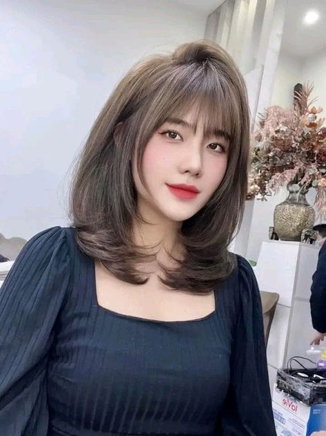 Leyard haircut ideas Short Layered Haircuts With Bangs Korean, Model Potongan Rambut Wanita, Short Haircut Korean Style, Shoulder Hairstyles, Haircut Models, Medium Long Haircuts, Haircut Styles For Women, Layered Haircuts With Bangs, Hairstyles For Layered Hair