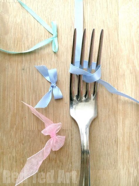 How to make a ribbon Bow with a Fork - a quick and easy craft basic tutorial - and oh so satisfying #diybows #bows #howtomakeabow #perfectbow Make A Ribbon Bow, Fork Bow, How To Make A Ribbon Bow, Bow Making Tutorials, Make A Bow, Quick And Easy Crafts, How To Tie Ribbon, Bows Diy Ribbon, Diy Bows