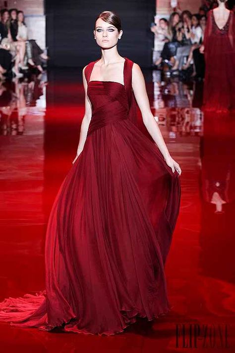 Elie Saab – 150 photos - the complete collection Prom Dresses Maroon, Cinderella's Dress, Ellie Saab, Elie Saab Fall, Elie Saab Couture, Red Wedding Dresses, Pretty Fashion, Red Evening Dress, Silk Gown