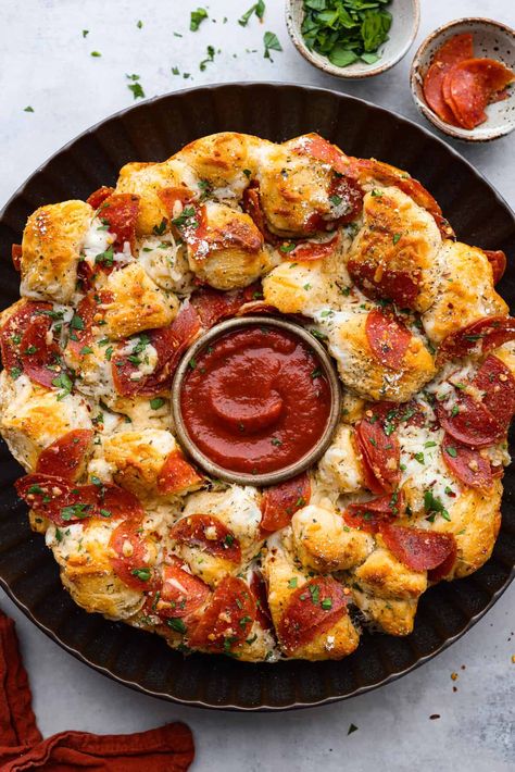 Vegetable Pizza Appetizer, Pizza Monkey Bread Recipe, Pizza Muffins Recipe, Bubble Pizza, Pizza Monkey Bread, Pull Apart Pizza Bread, Pizza Bread Recipe, Easy Bbq Chicken, Monkey Bread Recipe