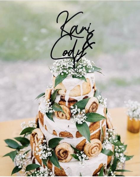 Cinnamon Roll Wedding, Alternative Wedding Cakes, Delish Cakes, Wedding Cake Display, Wedding Cake Alternatives, Wedding Sweets, Cinnamon Roll Cake, Cake Inspo, Wedding Cakes With Cupcakes