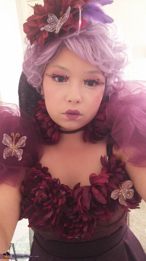 Ta: Hey everyone! This is my Halloween costume for 2015. I am dresses up as Effie Trinket from the popular book and film, Hunger Games. Costumes these days are expensive and... Hunger Games Costumes, Effie Trinket Costume, Hunger Games Effie, Games Costumes, Hunger Games Costume, Effie Trinket, Halloween Kids Costumes Girls, My Halloween Costume, Costume Works