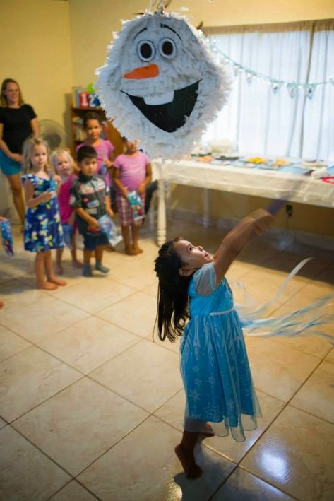 Tips mamás: NUESTRA PIÑATA DE OLAF Olaf Pinata, Pinata Diy, Olaf Birthday, Elsa Birthday, Frozen Themed Birthday Party, Frozen Birthday Cake, Diy Pinata, Frozen Theme, Birthday Balloon Decorations