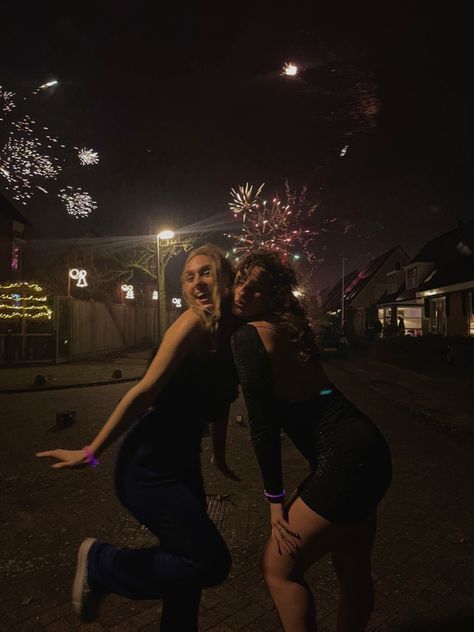 New Year With Bestie, Nye Aesthetic, Goals Aesthetic, New Year Pictures, Holiday Aesthetic, Outfit 2023, New Year Photos, Nye Party, New Years Eve Outfits