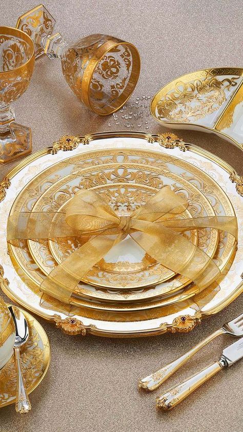 China Sets Dinnerware, Celestial Apartment, Weddings Vibes, Gold Dishes, Luxury Cutlery, Crockery Design, Fine China Dinnerware, Fine Dinnerware, Tea Party Table