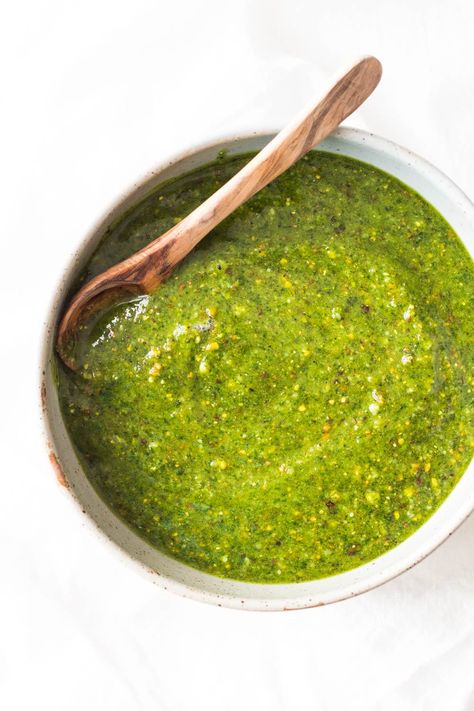 A 5-Minute Basil Pistachio Pesto a.k.a. magical green sauce that tastes as if little fairies had been at work in the kitchen and put some pixie dust in it! Pesto Basil, Spinach Basil Pesto, Mexican Quinoa Salad, Pesto Spinach, Basil Pesto Recipes, Spinach Pesto, Pistachio Pesto, Green Pesto, How To Make Pesto