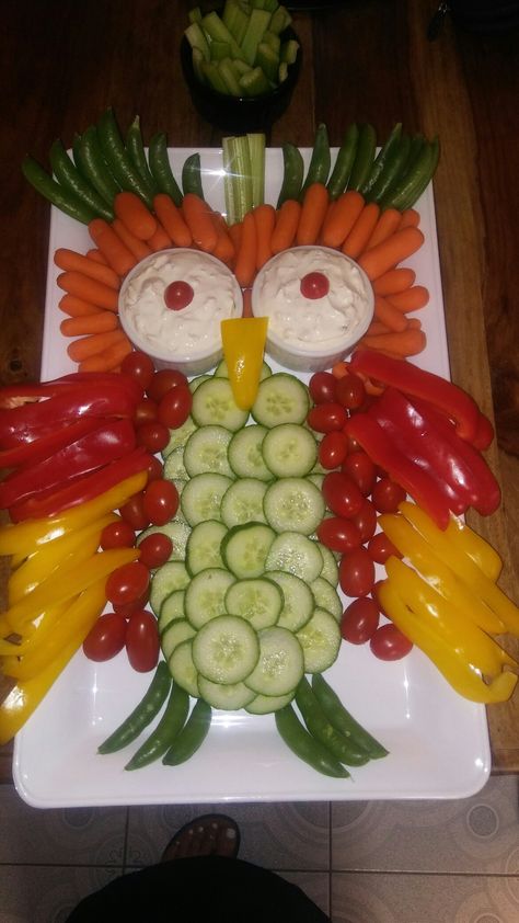 Owl Veggie Platter, Fox Veggie Tray, Owl Charcuterie Board, Owl Veggie Tray, Harry Potter Charcuterie Board, Veggie Animals, Rainbow Fish Book, Harry Potter Party Favors, Bbq Party Food