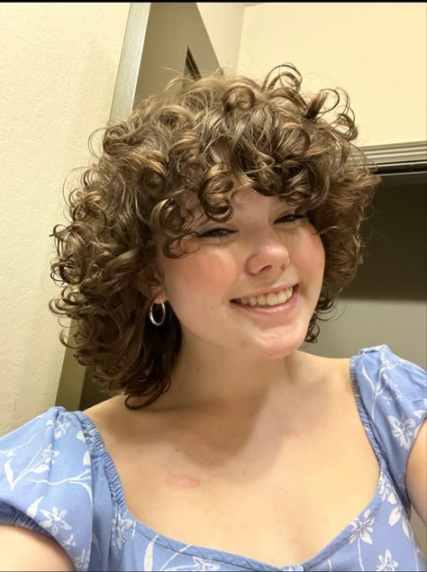 Curly Shag Haircut 3b, Short Curly Haircuts Round Face Women, Spiral Perm Short Hair, Fine Curly Hair Cuts, Fluffy Curly Hair, Curly Shag Haircut, Curly Hair Photos, Short Curly Haircuts, Haircut Inspiration