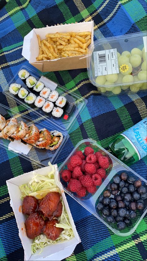 Dry Picnic Ideas, Sushi Picnic, Picnic Date Food, Goth Hippie, Picnic Inspiration, Cute Date Ideas, Picnic Ideas, Picnic Date, Family Picnic