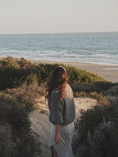 Seaside Photoshoot Ideas, Cozy Beach Aesthetic, Seaside Photo Ideas, Fall Beach Aesthetic, Photoshoot Ideas Sea, Cold Beach Aesthetic, Winter Beach Aesthetic, Tea Campaign, Seaside Photoshoot