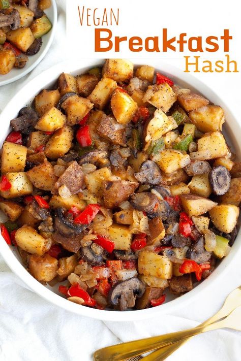 This easy and filling vegan breakfast hash brown recipe is ready in no time. Filled with potatoes, mushrooms, onions, peppers and zucchini. The best vegetarian recipe to start your day! #veganbreakfast #vegetarianbreakfasthash #veganbreakfasthash #veganhashbrowns #porkchoprecipe Breakfast Hashbrown Recipes, Burrito Vegan, Healthy Desayunos, Potatoes Mushrooms, Brown Recipe, Hashbrown Recipes, Breakfast Hash, Vegetarian Breakfast Recipes, Best Vegetarian Recipes