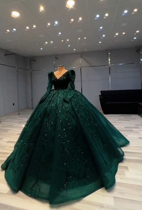 Green Sweet 16 Dress, Ball Gown Sleeves, Emerald Green Ball Gown, Ball Gown Green, Green Sweet 16, Ball Gowns Fantasy, Gown Sleeves, Debut Gowns, Green Ball Gown