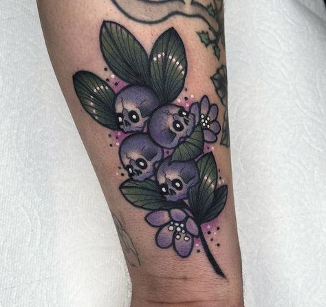 Back If Leg Tattoos, Skull Berry Tattoo, Skull Tattoos Color, Neo Trad Tattoo Design, Neo Traditional Chest Tattoo, Coverup Tattoo Ideas, Trad Tattoos, Petit Tattoo, Traditional Style Tattoo