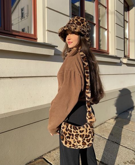 Teddy Hat Outfit, Cheetah Bucket Hat Outfit, Bucket Hat Outfit Winter, Cheetah Bucket Hat, Hat Outfit Winter, Bucket Bags Outfit, Bucket Hat Outfit, Winter Caps, Outfit Oversize