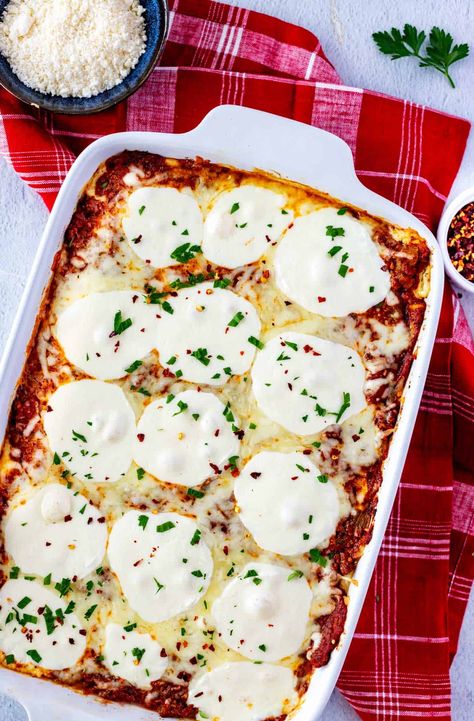 When you're craving comfort food, nothing satisfies quite like Keto Lasagna with Palmini Noodles! Layers of gooey, gooey melted cheese and a hearty meat sauce full of bold flavor are layered between low-carb noodles and topped off with fresh mozzarella baked to golden perfection. It's so satisfying; you'll forget you're even eating a low-carb dinner! (Seriously, this is one that even non-keto eaters will love). Palmini Noodles, Low Carb Noodles, Low Carb Marinara, 2b Mindset, Keto Lasagna, Green Meals, Low Carb Pasta, Carb Dinner, Keto Meals