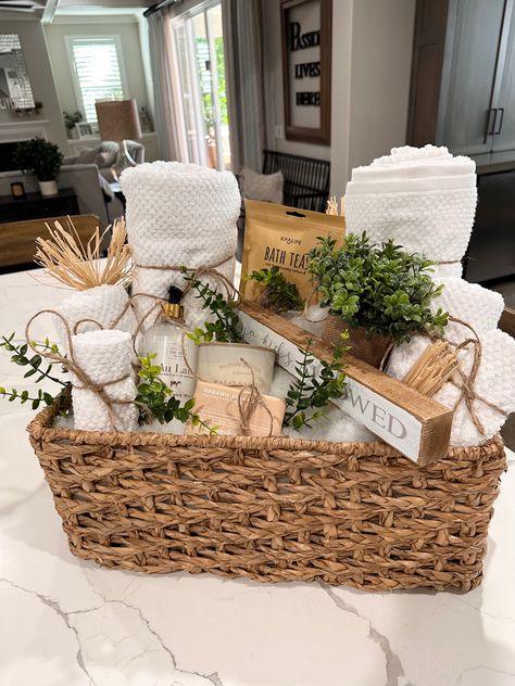 Basket Home Decor, Creative Gift Baskets, Spa Basket, Homemade Gift Baskets, Christmas Gift Baskets Diy, Housewarming Gift Baskets, Anniversaire Diy, Christmas Gift Basket Ideas, Baby Shower Gift Basket