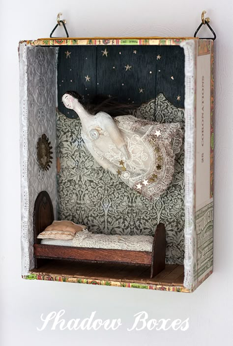 Outside Of The Box Art, Diorama Base Ideas, Diorama Art Ideas, Ghost Diorama, Art Box Ideas, Box Art Ideas, Wooden Box Art, Diy Diorama, Assemblage Art Collage