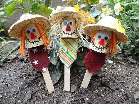 craft-stick-scarecrows-2 Fall Crafts Decorations, Popsicle Stick Crafts For Kids, Diy Scarecrow, Scarecrow Crafts, Thanksgiving Projects, Popsicle Crafts, Popsicle Stick Crafts, Fall Crafts Diy, The Crow