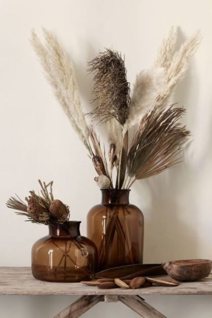 Styling with Pampas grass Tall Glass Vases, Tall Glass Vase, Dried Plants, Grass Decor, Apartment Chic, Chic Flowers, Living Room Decor Apartment, Pampas Grass, House Inspiration