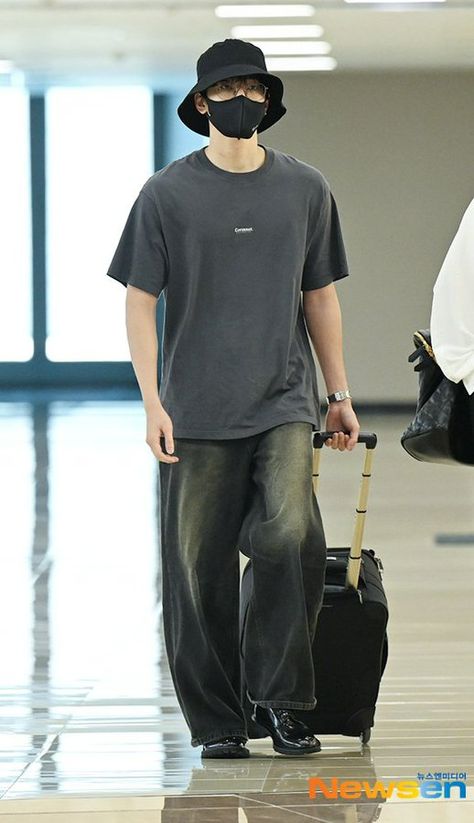 Wonwoo Airport, Wonwoo Birthday, Boyfriend Wallpaper, Seventeen Wonwoo, Pledis 17, Press Photo, Airport Style, Airport Outfit, Extended Play