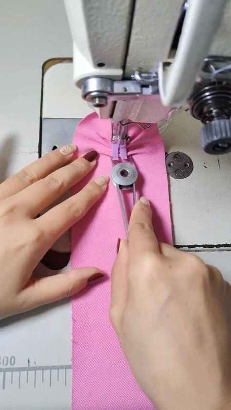 Craft With Fabric, Sewing Machine Ideas, Projek Menjahit, Easy Dress Sewing Patterns, Dress Sewing Tutorials, Sewing Machine Basics, Sewing Easy Diy, Sewing Projects Clothes, Seni Dan Kraf