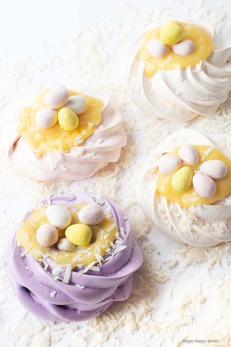 Love these easy and adorable pavlova nests. This Pavlova Recipe is so easy and the Mini Nests are so adorable. They are perfect for Easter, a spring dessert or year-round treat. Use different food colors to create cute fresh nests. Top the nests with lemon curd, whip cream, and Easter eggs. #happyhappynester #easter #desserts #easterdesserts #meringue #pavlova #lemoncurd Pavlova Recipe, Easter Cookie, Dessert Simple, Kid Desserts, Easter Baking, Spring Desserts, Easter Eggs Chocolate, Köstliche Desserts, Easter Chocolate