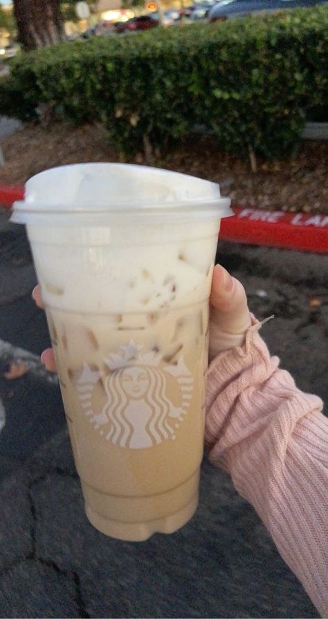 Venti iced chai tea latte with vanilla sweet cream cold foam Starbucks Iced Chai Tea Latte Recipe, Vanilla Chai Latte Recipe, Starbucks Iced Chai, Starbucks Drinks Iced, Starbucks Vanilla Latte, Chai Tea Latte Starbucks, Chai Tea Latte Recipe, Iced Chai Tea Latte, Iced Chai Tea