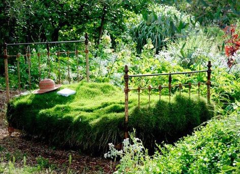 trädgård sängar Shed Inspiration, Garden Ideas To Make, Bohemian Garden, Grasses Landscaping, Garden Area, Ways To Recycle, Creative Gardening, Enchanted Garden, Old Furniture