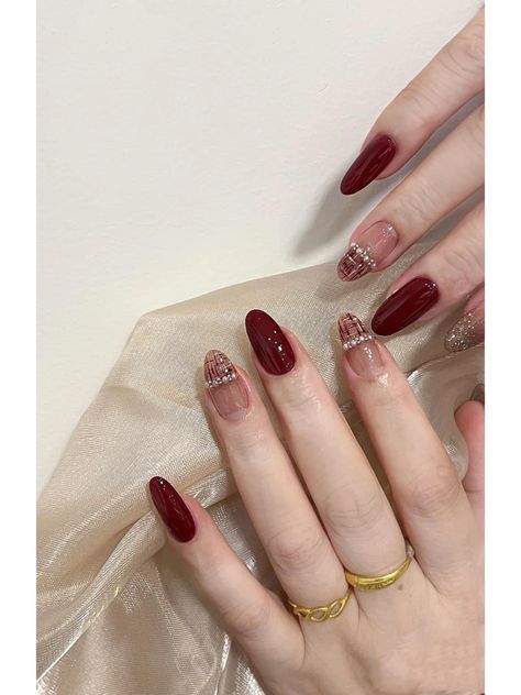 Nail Art Simple Elegant Beautiful, Nail Art Simple Elegant Classy Maroon, Korean Nail Art 2023, Nails 2023 Trends Christmas, Nail Art Pengantin, Nail Art Designs Cute Korean, Nail Art Simple Elegant, Nail Ideas Korean, Nailart Maroon