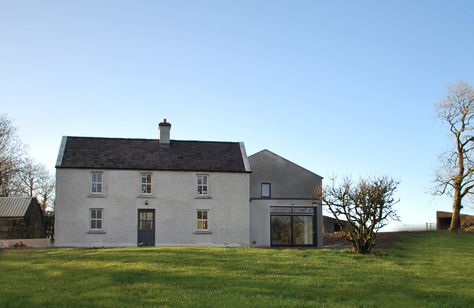 Farmhouse Ireland, Farmhouse Renovation Exterior, Modern Addition To Old House, Irish Farmhouse Renovation, Barn Extension, Farmhouse Extension, Mountain Jungle, Modern Eco House, Hillside Homes