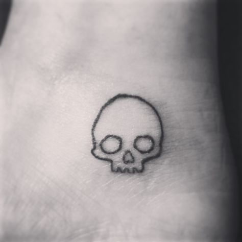 Simple Skull Stick And Poke, Simple Cheap Tattoos, Small Emo Tattoos Simple, Small Doodle Tattoo Ideas, Easy Little Tattoo Ideas, Skull Stick N Poke, Edgy Simple Tattoos, Skull Simple Tattoo, Simple Punk Tattoos