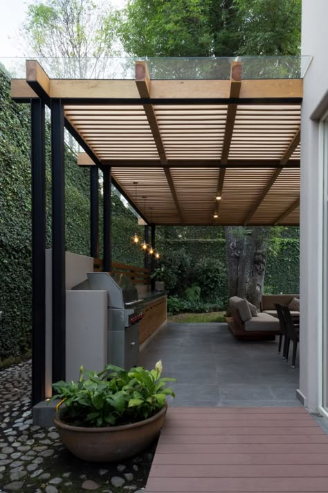 Photo 5 of 11 in COESPACIO San Angel Terrace in Mexico City by COESPACIO - Dwell Pergola Dining, Terrasse Med Tak, Monte Verde, Backyard Dreams, Modern Pergola, Patio Covers, Backyard Remodel, Lan Can, Backyard Pergola