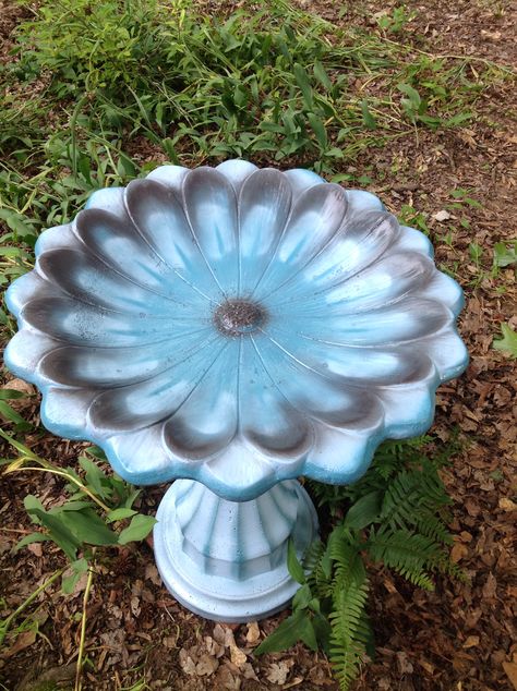 Old concrete bird bath given a new life Bird Bath Color Ideas, Bird Bath Painting Ideas Concrete, Bird Bath Diy, Birdbath Ideas, Mom Hobbies, Bird Bath Ideas, Diy Birdbath, Birdhouse Garden, Bath Diy