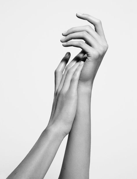 Hand Photography Aesthetic, Hand Shots, Hand Portrait, Hand Aesthetic, Hands Photography, Photo Mannequin, Hands Aesthetic, Body Art Photography, Hand Photography