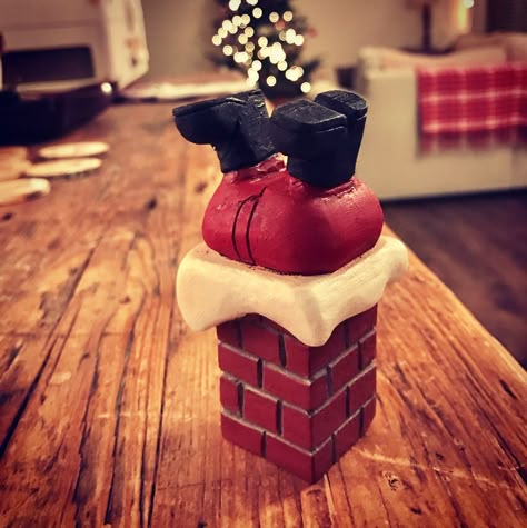 Bottoms up! Hand carved Santa stuck in the chimney. Hand Carved Christmas Ornaments, Christmas Whittling Ideas, Christmas Carving Ideas, Christmas Whittling, Wood Carving Ideas Beginner, Wood Spirits Carving, Hand Carved Santas, Santa Wood Carving, Hampi India