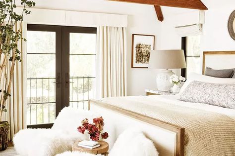 Nancy Myers Style Bedroom, Nancy Meyers Interiors Master Bedrooms, Nancy Meyer Bedroom, Nancy Myers Bedrooms, Nancy Meyers Bedroom Aesthetic, Nancy Meyers Bedroom, Decorating Built Ins, Traditional Guest Bedroom, Nancy Myers