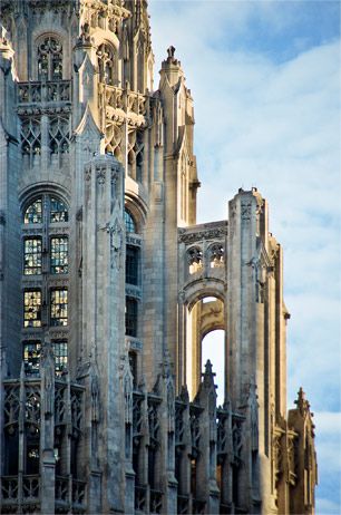 Tribune Tower Chicago, Chicago Tribune Tower, Tribune Tower, Tower Architecture, School Buildings, Gothic Artwork, Chi Town, Chicago History, Chicago Travel