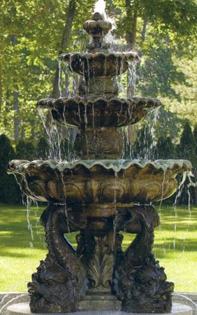 Garden Fountain Ideas, Flower Fountain, Beautiful Fountains, Garden Displays, Victorian Gardens, Fountain Ideas, Pond Water Features, Gothic Garden, Stone Fountains