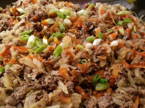 Egg Roll in a Bowl -- Four Sisters Dish style.  This one-pan dinner is a great healthy week-night meal when you need something fast and family friendly.  (Just 8 SmartPoints with 90% lean ground beef.) Telur Gulung, Pork Egg Rolls, Eggroll In A Bowl, Egg Roll In A Bowl, One Pan Dinner, Slaw Recipes, Four Sisters, Coleslaw Mix, Egg Roll