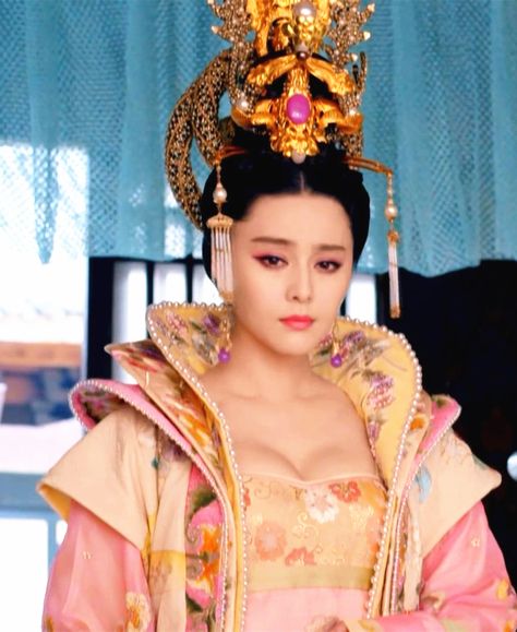 Hanfu:traditional Chinese costume. Fan Bingbing in 'Empress of China'. Empress Of China Costumes, Fan Bingbing Empress, Hanfu Emperor, Wu Zetian, Empress Of China Fan Bingbing, The Empress Of China, Traditional Asian Clothing, Chinese Empress, Empress Of China