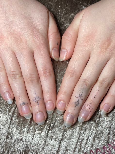 Simple Tattoo Finger, Finger Tattoos Cute, Fem Hand Tattoos, Cute Dainty Finger Tattoos, Indie Finger Tattoos, Stick N Poke Tattoos Fingers, Swirl Finger Tattoo, Cute Easy Hand Tattoos, Coquette Finger Tattoos