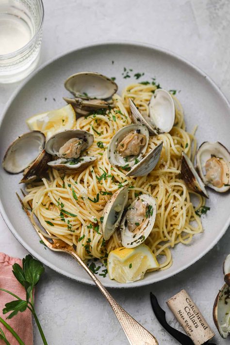 Spaghetti alle Vongole Recipe (Spaghetti with Clams) | Well Seasoned Pasta With Clam Sauce, Pasta With Clams, Spaghetti With Clams, Spaghetti Vongole, Clam Pasta, Kitchen Sanctuary, Clam Sauce, Spaghetti Recipes, Easy Pasta Recipes