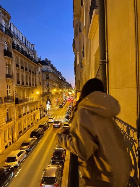 Korean Streets At Night, Paris Fall Aesthetic, France Aesthetic Night, Paris Streets Aesthetic, Paris At Night Aesthetic, Gothic Aesthetic Pfp, Pfp Retro, Grunge Aesthetic Pfp, Pfp Colorful