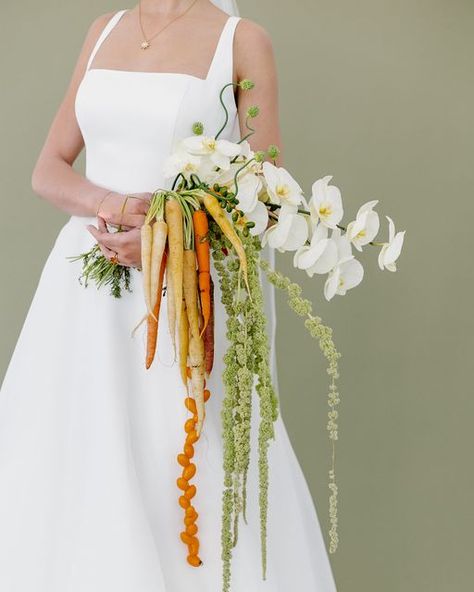 The Flowerslinger - Fine Art Floral Design Studio on Instagram: "an intentionaly over the top AVANT-GARDE(N) bouquet for our FRUITS & HERBS editorial spread in the latest issue of @arkansasbride. yes, those are carrots and tomatoes 🧑🏻‍🌾🥕yes, you can put veggies and fruits in your bouquet (if you’re bold enough) yes, it reads high-fashun 🙂‍↔️  surprise last clip of my fav bouquet handler 🤺  florals, design, styling: @theflowerslinger ⚔️ photography: @alyssasimpsonphotos  dress: @emmaandkaitsbridal  hmua: @makeupby.boun  jewelry: @romancediamondco  model: @laneykellybrew @avamgmt  venue: @thegrandws   #fineartflorist#fineartflowers#fineartflorals#northwestarkansas#arkansasbride#floralartist#fayettevillear#arkansasflorist#nycflorist#dallasflorist#austinflorist#oklahomaflorist best flori Veggies And Fruits, Arkansas Wedding, Floral Design Studio, Northwest Arkansas, Floral Display, Over The Top, Wedding Florist, Event Design, Floral Art